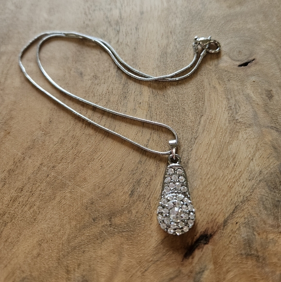 Jewelry - Elegant Silver Pendant Necklace